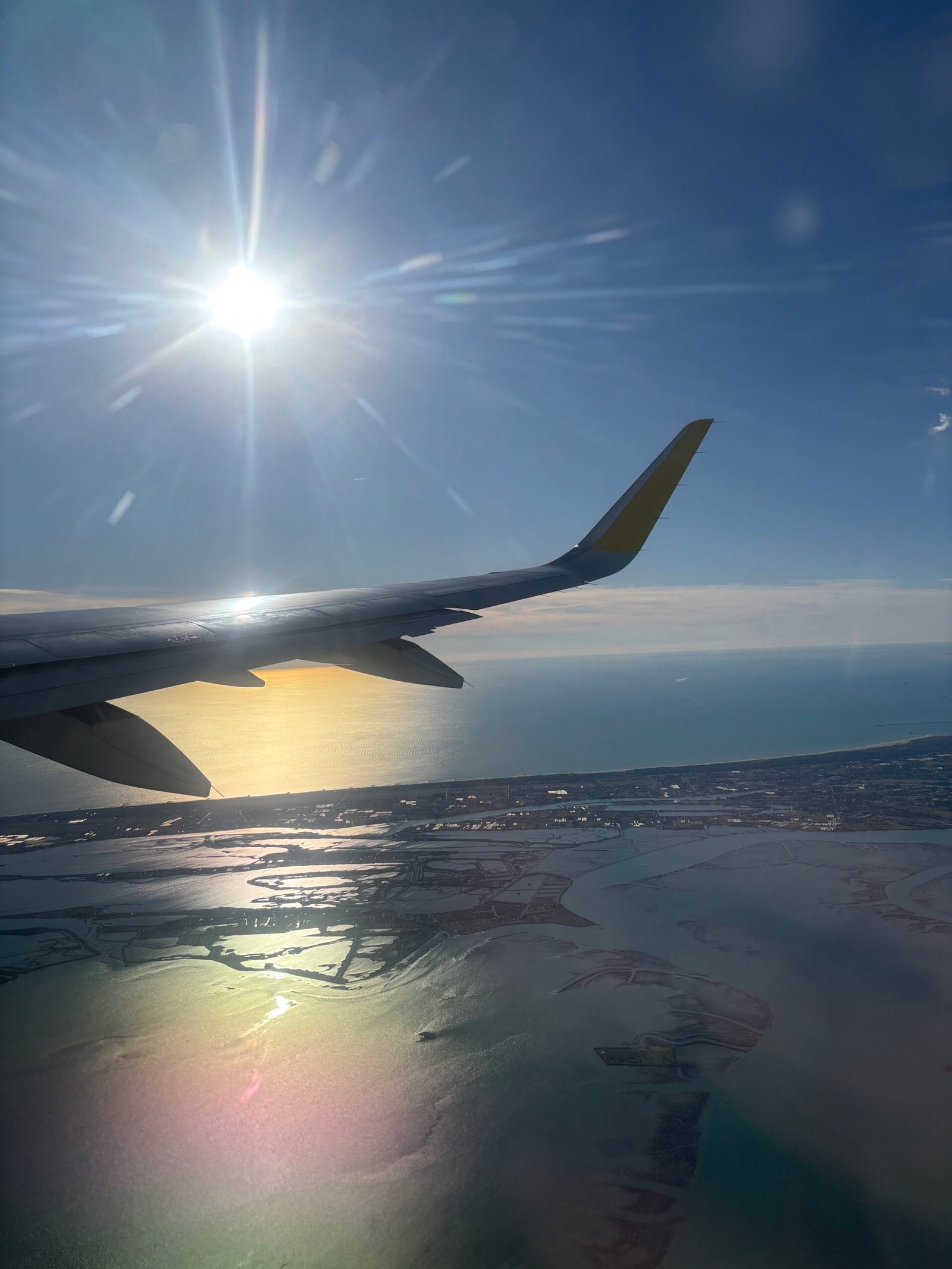 Viajero con maleta durante un viaje