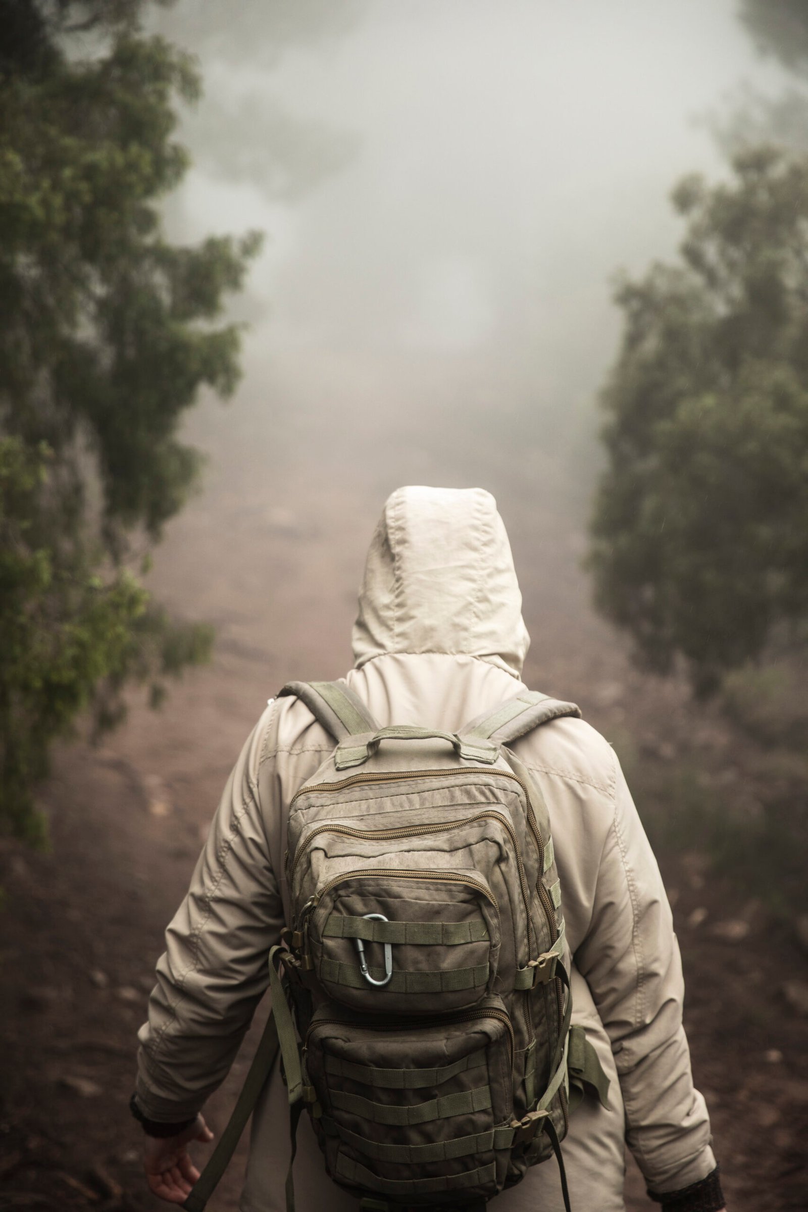 Mochilas militares tácticas en ruta de senderismo