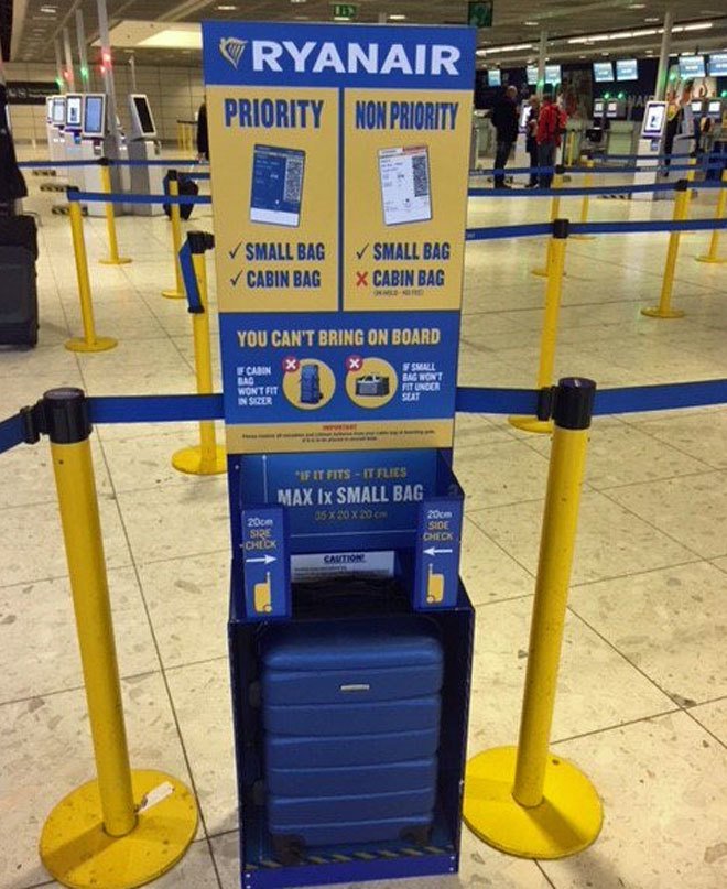 Medidor oficial medidas equipaje Ryanair en aeropuerto